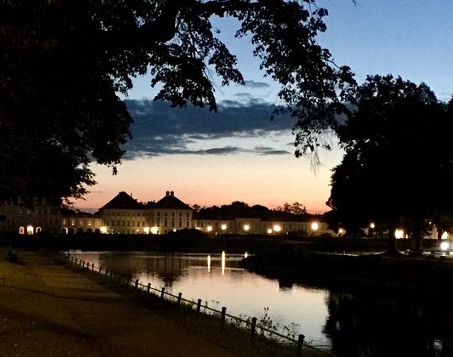 schloss at night